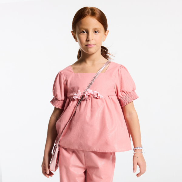 بلوزة وردية اللون عليها زهور قديمة للفتيات